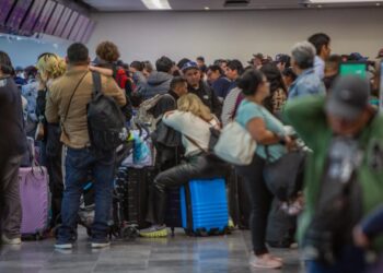 Pasajeros varados en el Aeropuerto Internacional de Tijuana por neblina