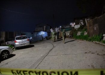 Cuerpo envuelto en cobija en colonia Herrera moviliza a autoridades en Tijuana