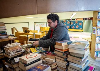 Sala de Lectura del Cecut recibe donación de libros para su acervo en Tijuana