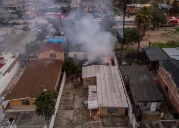 Incendio en Anexa Postal deja daños en tres viviendas; investigan a un detenido
