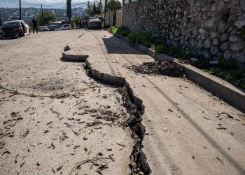 Grietas en la colonia Reforma alertan a vecinos por riesgo a sus viviendas