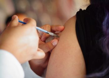 Vacunación invernal en Baja California: aplican 750 mil dosis y continúa