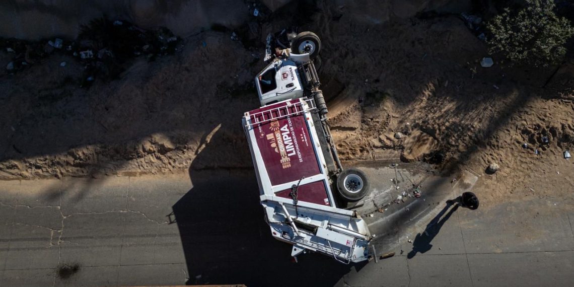 Vuelca camión recolector de basura en el bulevar 2000 de Tijuana