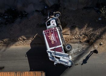 Vuelca camión recolector de basura en el bulevar 2000 de Tijuana