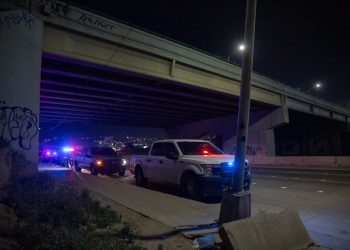 Hallan cuerpo encobijado en la Vía Rápida Oriente, cerca del puente Simón Bolívar