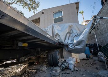 Grúa impacta vivienda en Lomas Taurinas tras falla mecánica en plena rampa
