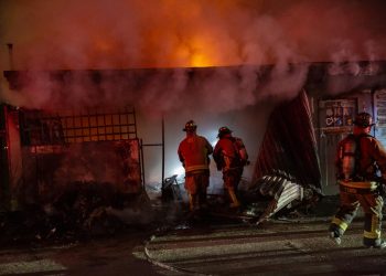Incendio en colonia 20 de Noviembre consume dos locales en Tijuana