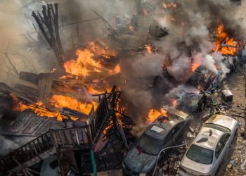 Fuerte incendio en Pinos de Narez consume hasta cinco viviendas