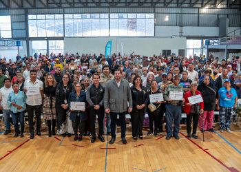 Ismael Burgueño entrega apoyos económicos a 232 personas y dos asociaciones