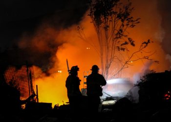 Incendio en Granjas Familiares División del Norte consume seis viviendas en Tijuana