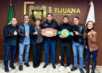 Recibe Ismael Burgueño a José “Chapulín” Salas, campeón mundial gallo FIB
