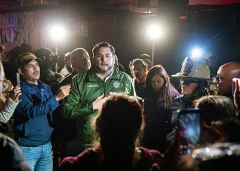 Ismael Burgueño atiende a familias afectadas por incendio en Rancho Las Flores