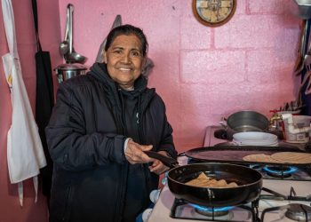 Comida Calientita: proyecto en Tijuana que alimenta migrantes busca apoyo