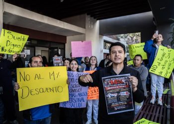 Protesta en Issstecali Tijuana por descuento del 14% y carencias hospitalarias