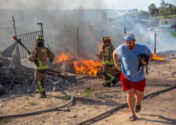 Incendio en colonia Libertad parte alta consume 3 casas en Tijuana