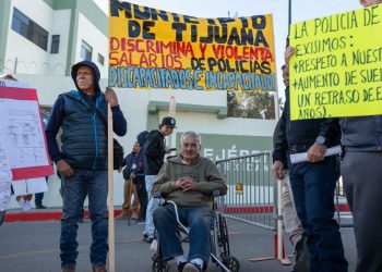 Policías jubilados se manifiestan durante mañanera de Sheinbaum en BC