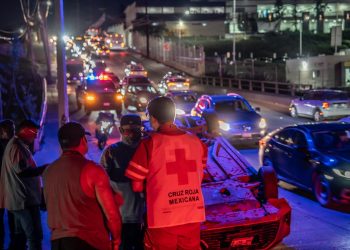 Volcadura en bulevar Cucapah deja a conductor herido y tráfico en Tijuana