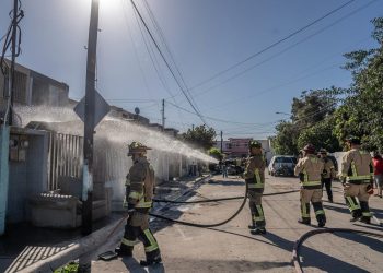 Incendio en Otay Jardín: bomberos rescatan ilesa a mujer atrapada en vivienda