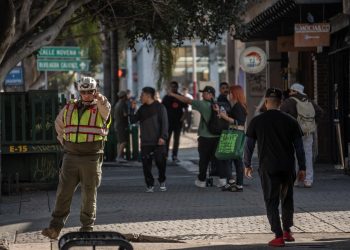 Fuga de gas en la avenida Revolución evacúa 31 negocios en Zona Centro