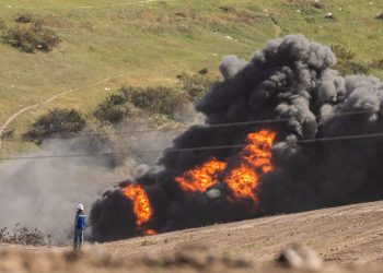 Explosión de ducto de Pemex en Rosarito provoca incendio y evacuación