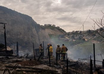 Incendio en Rancho Las Flores consume cinco casas y un vehículo en Tijuana
