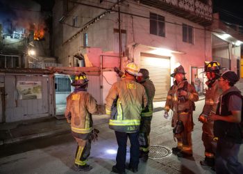 Dos incendios en Camino Verde consumen seis viviendas en Tijuana