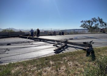 Postes caídos tras choque vehicular en Calzada Tecnológico de Tijuana