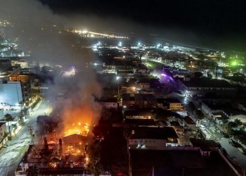 Incendio en restaurante La Estancia consume local en Rosarito