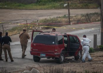 Hallan a tres hombres sin vida en vehículo abandonado en El Roble