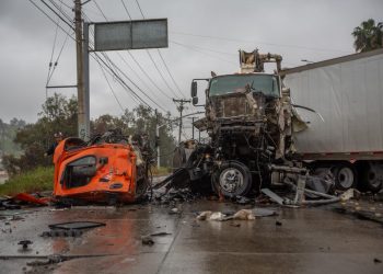 Choque en Bulevar Cuauhtémoc Sur deja daños y derrame de diésel en Tijuana