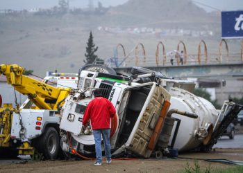 Volcadura de pipa en bulevar 2000 provoca tráfico rumbo a El Refugio