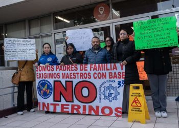 Falta de maestros en secundarias de Tijuana: padres toman oficinas de la SEP