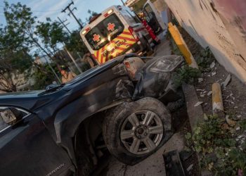 Accidente en colonia Tejamen: conductora choca contra barda en rampa Tepeyac