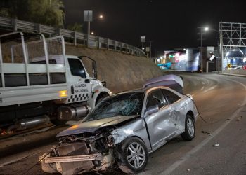 Vuelca pareja en la carretera al Aeropuerto y derriba postes en Tijuana