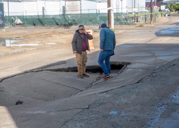 Socavón en la colonia Magisterial de Tijuana obliga a cerrar calle Magisterial