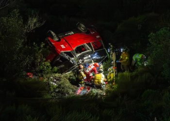 Rescatan a taxista tras caer a un barranco en el Libramiento Sur