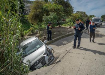 Uber choca en colonia Chihuahua y queda al borde de un desarenador