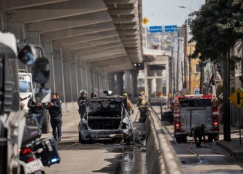 Vehículo incendiado en avenida Internacional moviliza a Bomberos y Policía