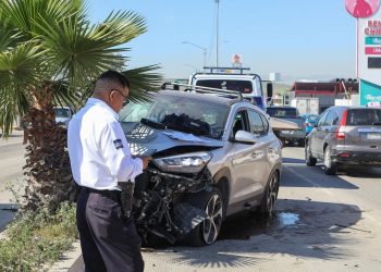 Accidente en bulevar Josefa Ortiz de Domínguez deja camioneta en sentido contrario